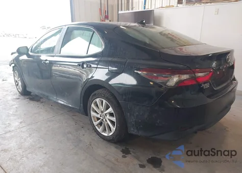 2021 Toyota Camry Le z USA, uszkodzony, nr VIN 4T1C11AK7MU560933